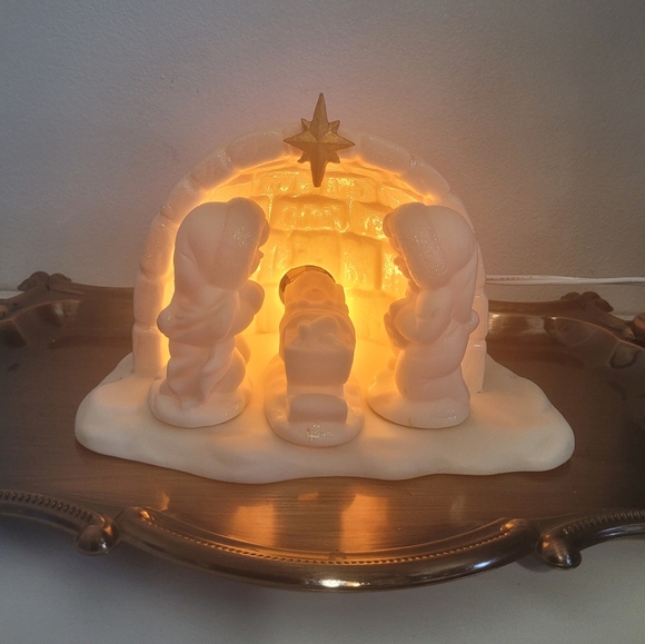 Jade Porcelain Nativity Christmas Creche Night Light Igloo Mary Joseph and Jesus - Picture 3 of 6